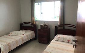 Suíte com janela para o jardim